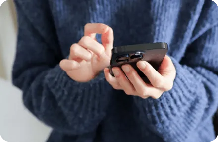 スマホを触る